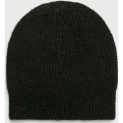 Only - Czapka Tessie. Czarne czapki zimowe damskie ONLY, na zimę, z dzianiny. W wyprzedaży za 49,90 zł.