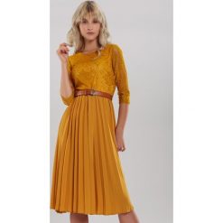 Musztardowa Sukienka Cavaillon. Żółte sukienki damskie Renee, s, w koronkowe wzory, z koronki, eleganckie, z okrągłym kołnierzem, bez rękawów, midi, plisowane. Za 99,99 zł.