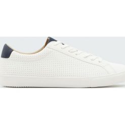 Buty sportowe z perforacją i granatowym zapiętkiem. Białe buty sportowe męskie marki Pull&Bear, bez zapięcia. Za 59,90 zł.