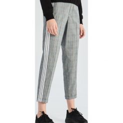 Spodnie chino - Niebieski. Niebieskie chinosy damskie marki Sinsay, s. Za 69,99 zł.