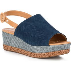 Buty damskie. Niebieskie klapki damskie Wittchen, bez wzorów, ze skóry, bez obcasa, na platformie. W wyprzedaży za 249,90 zł.