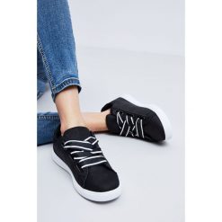 Buty damskie. Czarne klapki damskie Moodo, bez wzorów, bez obcasa. Za 19,99 zł.