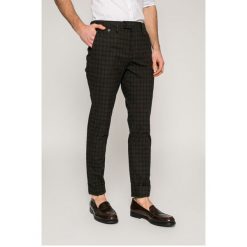 Marciano Guess - Spodnie. Brązowe chinosy męskie marki MARCIANO GUESS, z aplikacjami, z bawełny. W wyprzedaży za 249,90 zł.