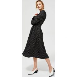 Rozkloszowana sukienka z wiązaniem w pasie. Czarne sukienki damskie Moodo, na co dzień, xs, z nadrukiem, z wiskozy, biznesowe, z koszulowym kołnierzykiem, bez rękawów, rozkloszowane. Za 119,99 zł.