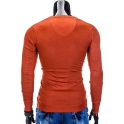 SWETER MĘSKI E74 - CEGLASTY. Czerwone swetry klasyczne męskie marki Ombre Clothing, s, z bawełny, klasyczne, z dekoltem w serek. Za 49,00 zł.