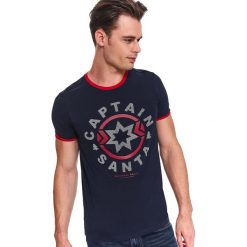 T-shirt ze świątecznym z nadrukiem. Niebieskie t-shirty męskie Top Secret, na zimę, xxl, z nadrukiem, wizytowe, bez kołnierzyka, krótkie. Za 59,99 zł.