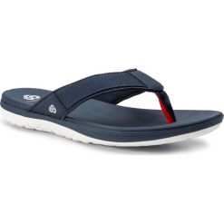 Japonki CLARKS - Step Beat Dune 261402667 Navy. Niebieskie klapki męskie Clarks, z tworzywa sztucznego, bez zapięcia. W wyprzedaży za 159,00 zł.