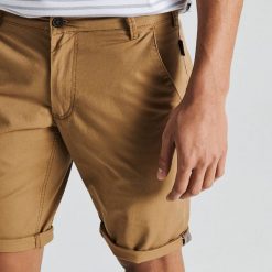Szorty typu chino - Beżowy. Brązowe spodenki i szorty męskie Cropp, m, bez wzorów. Za 69,99 zł.