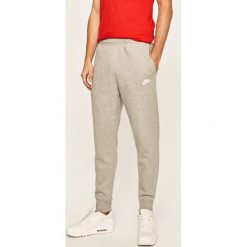 Nike Sportswear - Spodnie BV2671. Szare spodnie męskie Nike Sportswear, na co dzień, m, bez wzorów, z dzianiny. W wyprzedaży za 139,90 zł.