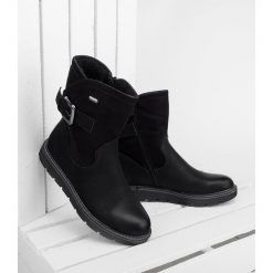 Botki damskie Ideal Shoes BM-9063 Czarne. Czarne botki damskie Ideal Shoes, z tworzywa sztucznego, eleganckie, na niskim obcasie, na obcasie, na zamek. Za 139,00 zł.
