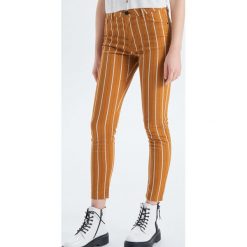 Spodnie push up - Beżowy. Brązowe spodnie damskie Cropp. W wyprzedaży za 39,99 zł.