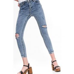 SPODNIE Z DENIMU Z DZIURAMI. Niebieskie spodnie damskie Top Secret, na lato, s, bez wzorów, z jeansu. W wyprzedaży za 59,99 zł.