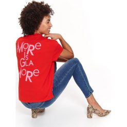 T-SHIRT KRÓTKI RĘKAW DAMSKI Z PRINTEM. Czerwone t-shirty damskie Top Secret, z napisami, eleganckie, z dekoltem w serek. W wyprzedaży za 24,99 zł.