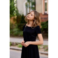 Sukienka Melania Black 32 czarny. Czarne sukienki damskie Marie Zélie, na lato, m, w paski, z elastanu, klasyczne, z klasycznym kołnierzykiem, z krótkim rękawem, krótkie, mini, rozkloszowane. Za 297,00 zł.