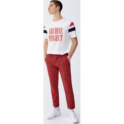 Spodnie chinosy tailoring w szkocką kratę. Czerwone spodnie męskie marki Pull&Bear, m, bez wzorów. Za 139,00 zł.