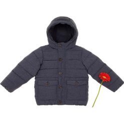 Kurtka w kolorze granatowym. Niebieskie kurtki chłopięce Benetton Kids, na zimę, bez wzorów, z polaru, bez kaptura. W wyprzedaży za 77,95 zł.