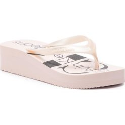Japonki CALVIN KLEIN JEANS - Tesse RE9856 Pink. Różowe klapki damskie Calvin Klein Jeans, bez wzorów, z jeansu, bez obcasa, na obcasie. W wyprzedaży za 149,00 zł.