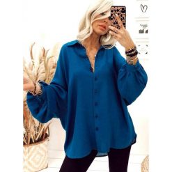 Koszula GERTRUDE BLUE. Niebieskie bluzki damskie IVET, na co dzień, bez wzorów, eleganckie, bez kołnierzyka, bez rękawów. W wyprzedaży za 79,00 zł.