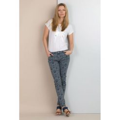 Spodnie w barokowym wzorem. Spodnie damskie Monnari, z jeansu. Za 114,50 zł.