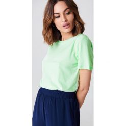 NA-KD Basic T-shirt basic - Green. Zielone t-shirty damskie marki NA-KD Basic, bez wzorów, z bawełny, z okrągłym kołnierzem. W wyprzedaży za 21,18 zł.