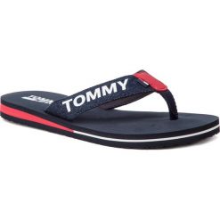 Japonki TOMMY JEANS - Denim Beach Sandal EN0EN00473 Rwb 020. Niebieskie klapki damskie Tommy Jeans, bez wzorów, z jeansu, bez obcasa. W wyprzedaży za 119,00 zł.