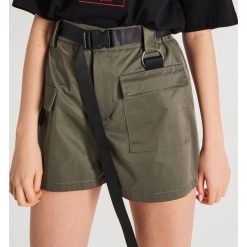 Szorty cargo z paskiem - Khaki. Brązowe szorty damskie Cropp, bez wzorów. Za 79,99 zł.