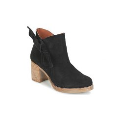 Botki Casual Attitude HIRCHE. Czarne botki damskie Casual Attitude, casualowe, bez obcasa, bez zapięcia. W wyprzedaży za 261,80 zł.