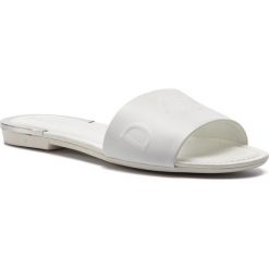 Klapki DKNY - Kam K4802883 White. Białe klapki damskie DKNY, bez wzorów, ze skóry ekologicznej, bez obcasa, na obcasie. W wyprzedaży za 349,00 zł.