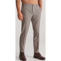 Spodnie chino w pepitkę - Szary. Szare spodnie męskie Reserved, m, bez wzorów. Za 149,99 zł.