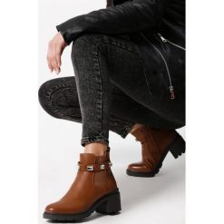 Camelowe Botki Abbie. Brązowe botki damskie Born2be, z okrągłym noskiem, za kostkę, na średnim obcasie, na obcasie, na zamek. Za 129,99 zł.