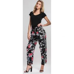 Czarne Spodnie Wanna Run. Czarne spodnie damskie marki other, s, z aplikacjami, z tkaniny. Za 49,99 zł.