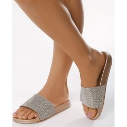 Złote Klapki Best-Selling. Żółte klapki damskie Born2be, w paski, z tkaniny, bez obcasa, na płaskiej podeszwie. Za 49,99 zł.