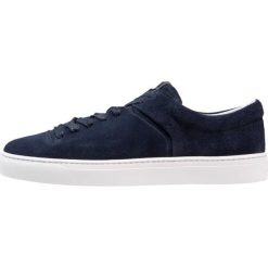 Jim Rickey CLOUD Sneakersy niskie navy. Niebieskie sneakersy męskie marki Jim Rickey, bez wzorów, ze skóry, bez zapięcia. Za 589,00 zł.