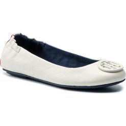 Baleriny TOMMY HILFIGER - Flexible Leather Ballerina FW0FW04073 Whisper White 121. Białe baleriny damskie TOMMY HILFIGER, bez wzorów, ze skóry, klasyczne, bez obcasa, na płaskiej podeszwie. Za 399,00 zł.