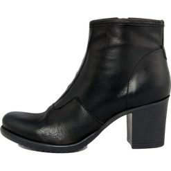 Skórzane botki w kolorze czarnym. Czarne botki damskie Bluetag, Gusto, bez obcasa, na obcasie, bez zapięcia. W wyprzedaży za 285,95 zł.