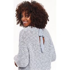 SWETER Z WIĄZANIEM NA PLECACH. Szare swetry oversize damskie marki Top Secret, na lato, z dzianiny. W wyprzedaży za 59,99 zł.