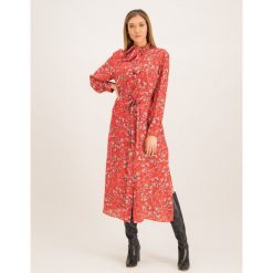 Sukienka koszulowa Escada Sport Dumia 5030977. Czerwone sukienki damskie Escada Sport, bez wzorów, z jedwabiu, sportowe, z koszulowym kołnierzykiem, bez rękawów, sportowe. W wyprzedaży za 1019,00 zł.