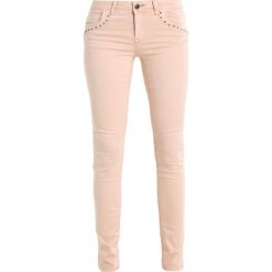 Culture MAJLI PANT Jeans Skinny Fit rose dust. Brązowe rurki damskie marki Culture, z elastanu. W wyprzedaży za 356,15 zł.