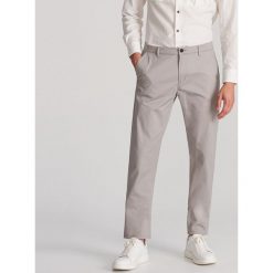Chinosy slim fit - Jasny szary. Szare spodnie męskie Reserved, m, bez wzorów. W wyprzedaży za 59,99 zł.