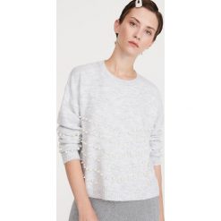 Sweter z perełkami - Jasny szary. Szare swetry damskie Reserved, s, bez wzorów, bez rękawów, bez kaptura. Za 99,99 zł.