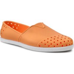 Półbuty NATIVE - Verona Lazer Orange/Shell White. Pomarańczowe półbuty damskie marki Native, bez wzorów, z tworzywa sztucznego, bez obcasa, na płaskiej podeszwie, bez zapięcia. W wyprzedaży za 159,00 zł.