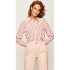 Tommy Hilfiger - Koszula. Różowe bluzki damskie TOMMY HILFIGER, na co dzień, bez wzorów, z wiskozy, eleganckie, z klasycznym kołnierzykiem, z długim rękawem. W wyprzedaży za 359,90 zł.