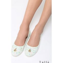 Zielone Balerinki Under The Bridge. Zielone baleriny damskie marki Born2be, z materiału, na wysokim obcasie. Za 59,99 zł.