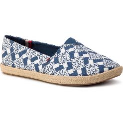 Espadryle TOMMY JEANS - Allover Denim Print Slip On EN0EN00573 Denim Print 901. Niebieskie espadryle damskie Tommy Jeans, bez wzorów, z jeansu, bez obcasa, na płaskiej podeszwie. W wyprzedaży za 159,00 zł.