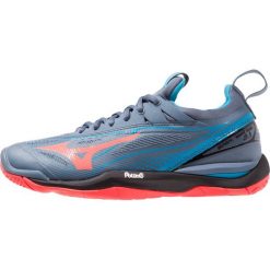 Mizuno WAVE MIRAGE 2.1 Obuwie do piłki ręcznej blue mirage/fiery coral/black. Niebieskie buty damskie do fitnessu marki Mizuno, z gumy, mizuno wave. Za 569,00 zł.
