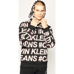 Bluza Calvin Klein Jeans All-Over Logo J30J315003. Czarne bluzy męskie Calvin Klein Jeans, m, bez wzorów, z jeansu, bez kołnierzyka, bez rękawów, bez kaptura. W wyprzedaży za 309,00 zł.