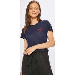 Tommy Jeans - Top. Niebieskie bluzki z odkrytymi ramionami marki Tommy Jeans, s, z nadrukiem, z wiskozy, z okrągłym kołnierzem. W wyprzedaży za 89,90 zł.