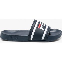 Fila - Klapki. Niebieskie kapcie męskie Fila, z gumy, bez zapięcia. W wyprzedaży za 59,90 zł.