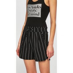 Jacqueline de Yong - Szorty. Czarne szorty damskie Jacqueline de Yong, xs, bez wzorów, z elastanu, casualowe. Za 59,90 zł.