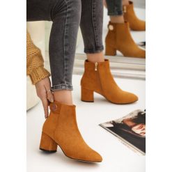 Camelowe Botki Harriet. Brązowe botki damskie Renee, bez obcasa, na obcasie, bez zapięcia. Za 129,99 zł.